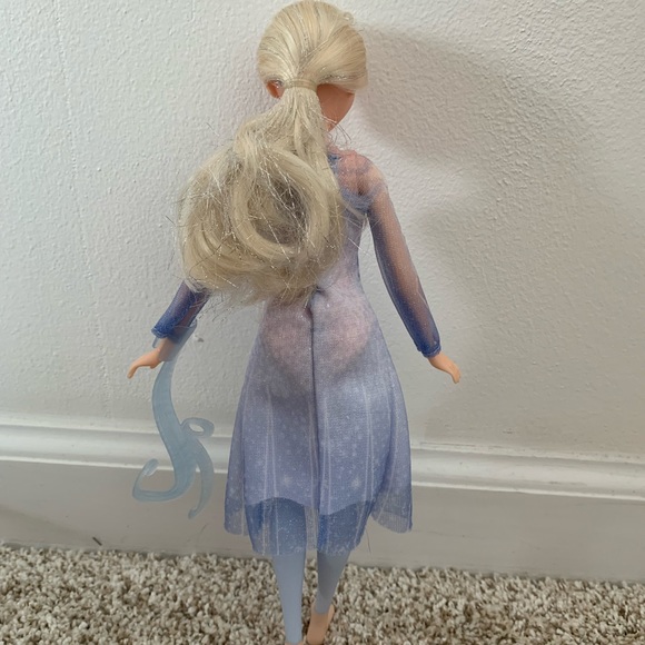 DISNEY FROZEN 2 ELSA DOLL W/ ICE POWERS & EXTRA DRESS - Picture 7 of 7